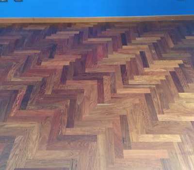 Rilevigatura e verniciatura a pavimento di legno spinato stile italiano classica
